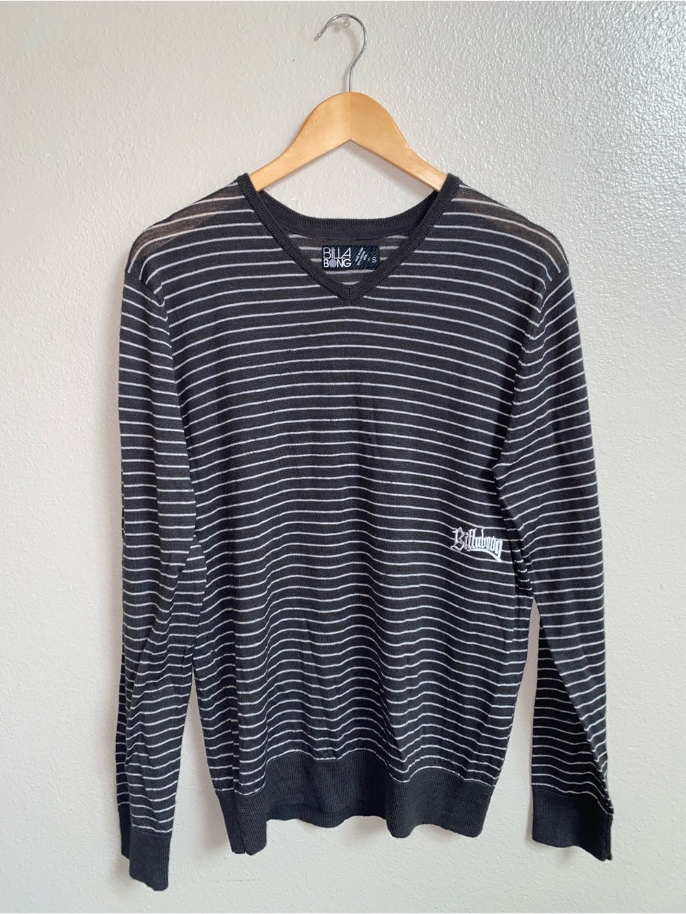 Billabong 100% Merino Wool Striped V-Neck Knit Sweater Men's M Back to School
